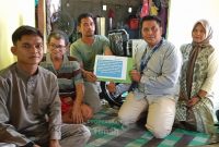 PT Timah Tbk menyerahkan bantuan kursi roda kepada Kadir Yatim, warga Desa Teluk Radang, Kecamatan Kundur Utara, Kabupaten Karimun. Foto:Istimewa/Dok.PT Timah Tbk