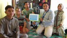 PT Timah Tbk menyerahkan bantuan kursi roda kepada Kadir Yatim, warga Desa Teluk Radang, Kecamatan Kundur Utara, Kabupaten Karimun. Foto:Istimewa/Dok.PT Timah Tbk