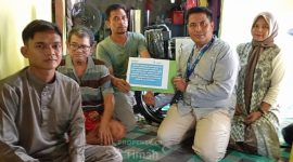 PT Timah Tbk menyerahkan bantuan kursi roda kepada Kadir Yatim, warga Desa Teluk Radang, Kecamatan Kundur Utara, Kabupaten Karimun. Foto:Istimewa/Dok.PT Timah Tbk