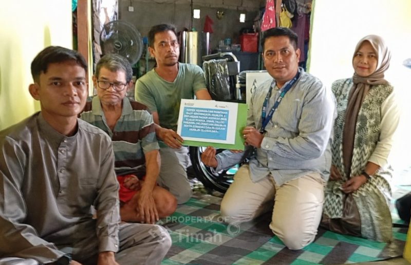 PT Timah Tbk menyerahkan bantuan kursi roda kepada Kadir Yatim, warga Desa Teluk Radang, Kecamatan Kundur Utara, Kabupaten Karimun. Foto:Istimewa/Dok.PT Timah Tbk