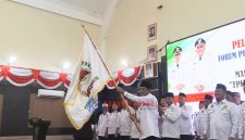 Zulkhainen menerima bendera pataka menandakan siap memimpin FKP untuk periode 2025-2030.