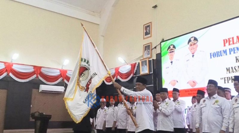 Zulkhainen menerima bendera pataka menandakan siap memimpin FKP untuk periode 2025-2030.