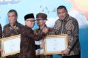 Wakil Bupati Karimun, Rocky Marciano Bawole, S.Sosm, M.M., menerima penghargaanPenghargaan Revitalisasi Bahasa Daerah Tahun 2026. Foto: Ist/Dok. Diskominfo