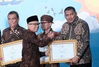 Wakil Bupati Karimun, Rocky Marciano Bawole, S.Sosm, M.M., menerima penghargaanPenghargaan Revitalisasi Bahasa Daerah Tahun 2026. Foto: Ist/Dok. Diskominfo