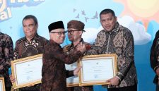 Wakil Bupati Karimun, Rocky Marciano Bawole, S.Sosm, M.M., menerima penghargaanPenghargaan Revitalisasi Bahasa Daerah Tahun 2026. Foto: Ist/Dok. Diskominfo