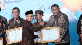 Wakil Bupati Karimun, Rocky Marciano Bawole, S.Sosm, M.M., menerima penghargaanPenghargaan Revitalisasi Bahasa Daerah Tahun 2026. Foto: Ist/Dok. Diskominfo