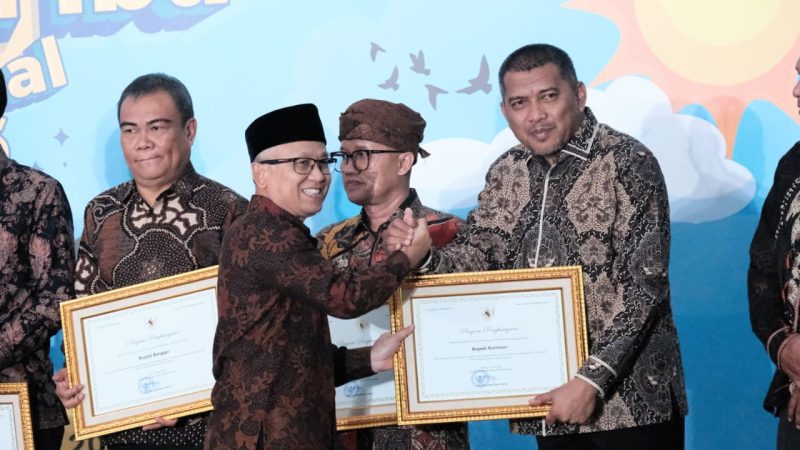 Wakil Bupati Karimun, Rocky Marciano Bawole, S.Sosm, M.M., menerima penghargaanPenghargaan Revitalisasi Bahasa Daerah Tahun 2026. Foto: Ist/Dok. Diskominfo
