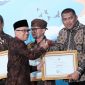 Wakil Bupati Karimun, Rocky Marciano Bawole, S.Sosm, M.M., menerima penghargaanPenghargaan Revitalisasi Bahasa Daerah Tahun 2026. Foto: Ist/Dok. Diskominfo