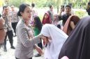 Kapolres Karimun, AKBP Yunita Stevani menyerahkan langsung hewan kurban dari Kapolda Kepri. Foto: Ist/Dok. Humas Polres Karimun.