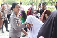 Kapolres Karimun, AKBP Yunita Stevani menyerahkan langsung hewan kurban dari Kapolda Kepri. Foto: Ist/Dok. Humas Polres Karimun.