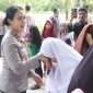 Kapolres Karimun, AKBP Yunita Stevani menyerahkan langsung hewan kurban dari Kapolda Kepri. Foto: Ist/Dok. Humas Polres Karimun.