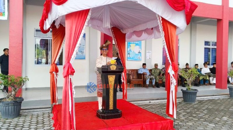 Bupati Karimun, Ing H. Iskandarsyah menjadi pembina upacara Hardiknas 2026.