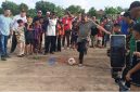 Wakil Bupati Karimun, Rocky Marciano Bawole, S.Sos., melakukan tendangan bola pertama menandakan Turnamen Sepak Bola Paya Manggis Cup I resmi di buka.