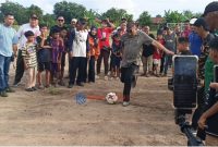 Wakil Bupati Karimun, Rocky Marciano Bawole, S.Sos., melakukan tendangan bola pertama menandakan Turnamen Sepak Bola Paya Manggis Cup I resmi di buka.