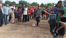 Wakil Bupati Karimun, Rocky Marciano Bawole, S.Sos., melakukan tendangan bola pertama menandakan Turnamen Sepak Bola Paya Manggis Cup I resmi di buka.