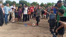Wakil Bupati Karimun, Rocky Marciano Bawole, S.Sos., melakukan tendangan bola pertama menandakan Turnamen Sepak Bola Paya Manggis Cup I resmi di buka.