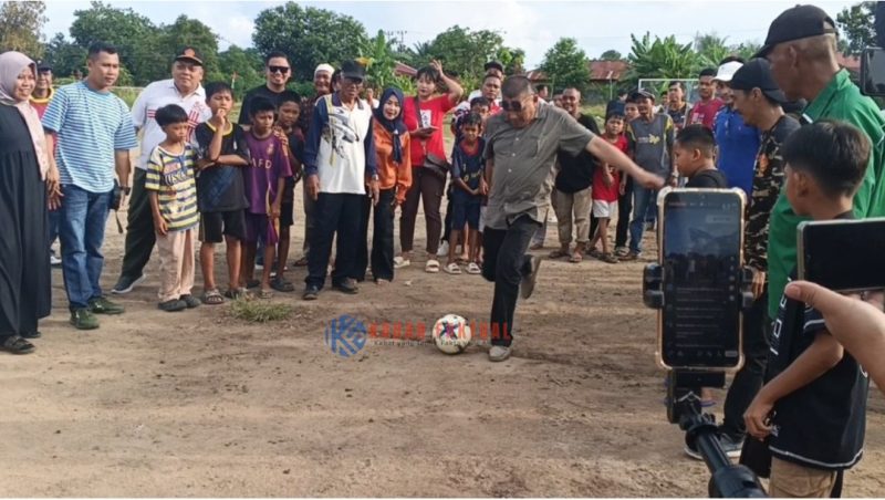 Wakil Bupati Karimun, Rocky Marciano Bawole, S.Sos., melakukan tendangan bola pertama menandakan Turnamen Sepak Bola Paya Manggis Cup I resmi di buka.