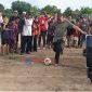 Wakil Bupati Karimun, Rocky Marciano Bawole, S.Sos., melakukan tendangan bola pertama menandakan Turnamen Sepak Bola Paya Manggis Cup I resmi di buka.