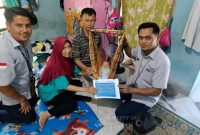 PT TIMAH (Persero) Tbk menyalurkan bantuan biaya pengobatan bagi Habibi. Foto: Ist/Dok.PT Timah Tbk.