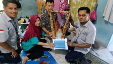 PT TIMAH (Persero) Tbk menyalurkan bantuan biaya pengobatan bagi Habibi. Foto: Ist/Dok.PT Timah Tbk.
