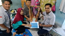 PT TIMAH (Persero) Tbk menyalurkan bantuan biaya pengobatan bagi Habibi. Foto: Ist/Dok.PT Timah Tbk.