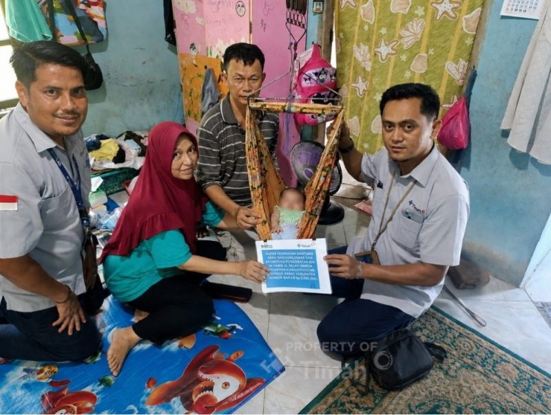PT TIMAH (Persero) Tbk menyalurkan bantuan biaya pengobatan bagi Habibi. Foto: Ist/Dok.PT Timah Tbk.