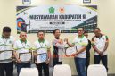 Ketua Perpani Karimun, dr. Hendy menyerahkan piagam penghargaan kepada Klub Panahan di Karimun