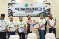 Ketua Perpani Karimun, dr. Hendy menyerahkan piagam penghargaan kepada Klub Panahan di Karimun