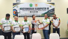 Ketua Perpani Karimun, dr. Hendy menyerahkan piagam penghargaan kepada Klub Panahan di Karimun