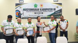 Ketua Perpani Karimun, dr. Hendy menyerahkan piagam penghargaan kepada Klub Panahan di Karimun