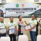 Ketua Perpani Karimun, dr. Hendy menyerahkan piagam penghargaan kepada Klub Panahan di Karimun