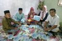 PT Timah (Persero) Tbk menyerahkan bantuan biaya pengobatan bagi Zuliaifanda, bayi berusia 10 bulan asal Desa Kundur. Foto: Ist/Dok. PT Timah Tbk.
