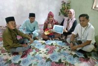PT Timah (Persero) Tbk menyerahkan bantuan biaya pengobatan bagi Zuliaifanda, bayi berusia 10 bulan asal Desa Kundur. Foto: Ist/Dok. PT Timah Tbk.