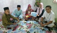 PT Timah (Persero) Tbk menyerahkan bantuan biaya pengobatan bagi Zuliaifanda, bayi berusia 10 bulan asal Desa Kundur. Foto: Ist/Dok. PT Timah Tbk.