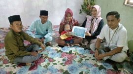 PT Timah (Persero) Tbk menyerahkan bantuan biaya pengobatan bagi Zuliaifanda, bayi berusia 10 bulan asal Desa Kundur. Foto: Ist/Dok. PT Timah Tbk.