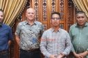 Dari kiri ke kanan:
Mr. Willem, Mr. Jan Hankerna, Bupati Karimun, Ing H. Iskandarsyah, Wakil Bupati Karimun, Rocky Marciano Bawole, S.Sos., M.M.