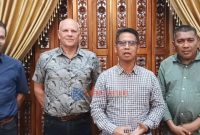 Dari kiri ke kanan:
Mr. Willem, Mr. Jan Hankerna, Bupati Karimun, Ing H. Iskandarsyah, Wakil Bupati Karimun, Rocky Marciano Bawole, S.Sos., M.M.