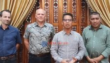 Dari kiri ke kanan:
Mr. Willem, Mr. Jan Hankerna, Bupati Karimun, Ing H. Iskandarsyah, Wakil Bupati Karimun, Rocky Marciano Bawole, S.Sos., M.M.