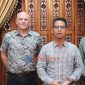 Dari kiri ke kanan:
Mr. Willem, Mr. Jan Hankerna, Bupati Karimun, Ing H. Iskandarsyah, Wakil Bupati Karimun, Rocky Marciano Bawole, S.Sos., M.M.