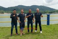 Investor asal Belanda di dampingi Direktur Perizinan dan Pemasaran BP Karimun, Henry Aris Bawole, S.I.Kom saat meninjau Embung Air Baku Desa Pongkar