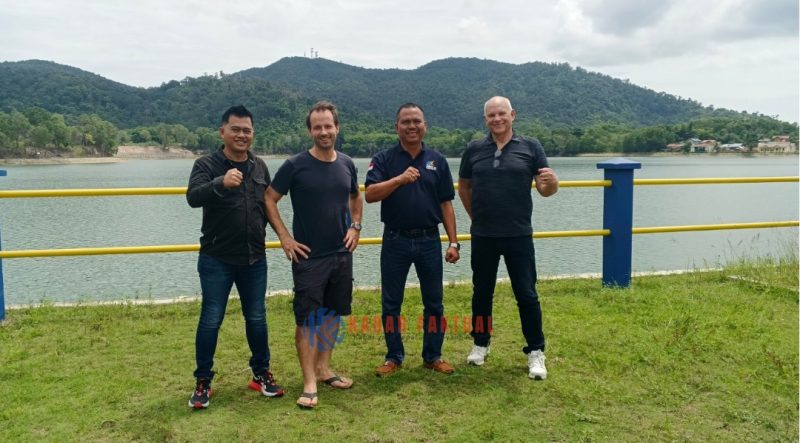 Investor asal Belanda di dampingi Direktur Perizinan dan Pemasaran BP Karimun, Henry Aris Bawole, S.I.Kom saat meninjau Embung Air Baku Desa Pongkar