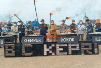 Kakanwil BC Khusus Kepri didampingi Wakil Bupati Karimun dan Forkopimda melakukan pemusnahan BMMN rokok ilegal
