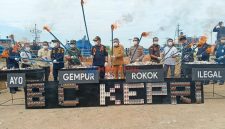 Kakanwil BC Khusus Kepri didampingi Wakil Bupati Karimun dan Forkopimda melakukan pemusnahan BMMN rokok ilegal