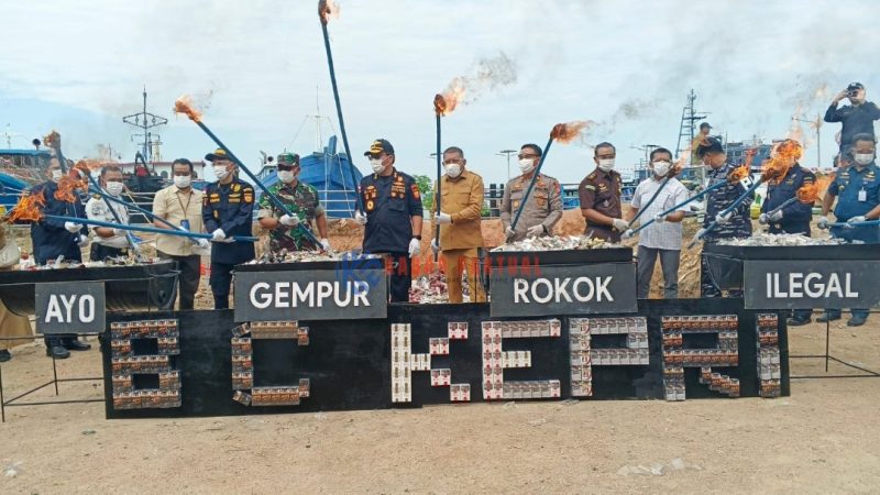Kakanwil BC Khusus Kepri didampingi Wakil Bupati Karimun dan Forkopimda melakukan pemusnahan BMMN rokok ilegal
