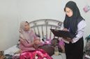 Petugas Imigrasi sedang melakukan proses pembuatan paspor MZ. Foto: Ist/Dok. Imigrasi Karimun