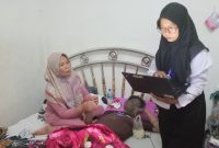 Petugas Imigrasi sedang melakukan proses pembuatan paspor MZ. Foto: Ist/Dok. Imigrasi Karimun