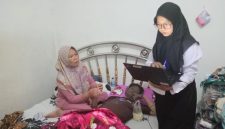 Petugas Imigrasi sedang melakukan proses pembuatan paspor MZ. Foto: Ist/Dok. Imigrasi Karimun