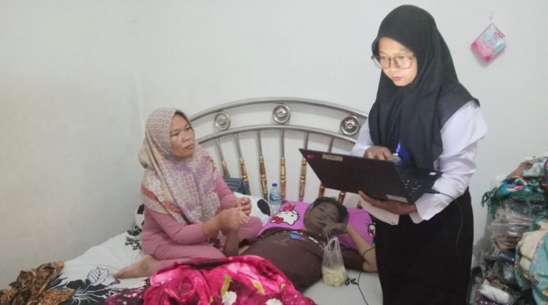 Petugas Imigrasi sedang melakukan proses pembuatan paspor MZ. Foto: Ist/Dok. Imigrasi Karimun