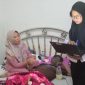 Petugas Imigrasi sedang melakukan proses pembuatan paspor MZ. Foto: Ist/Dok. Imigrasi Karimun