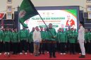 Ketua Umum PBVSI Karimun, Rocky Bawole menerima Bendera Pataka